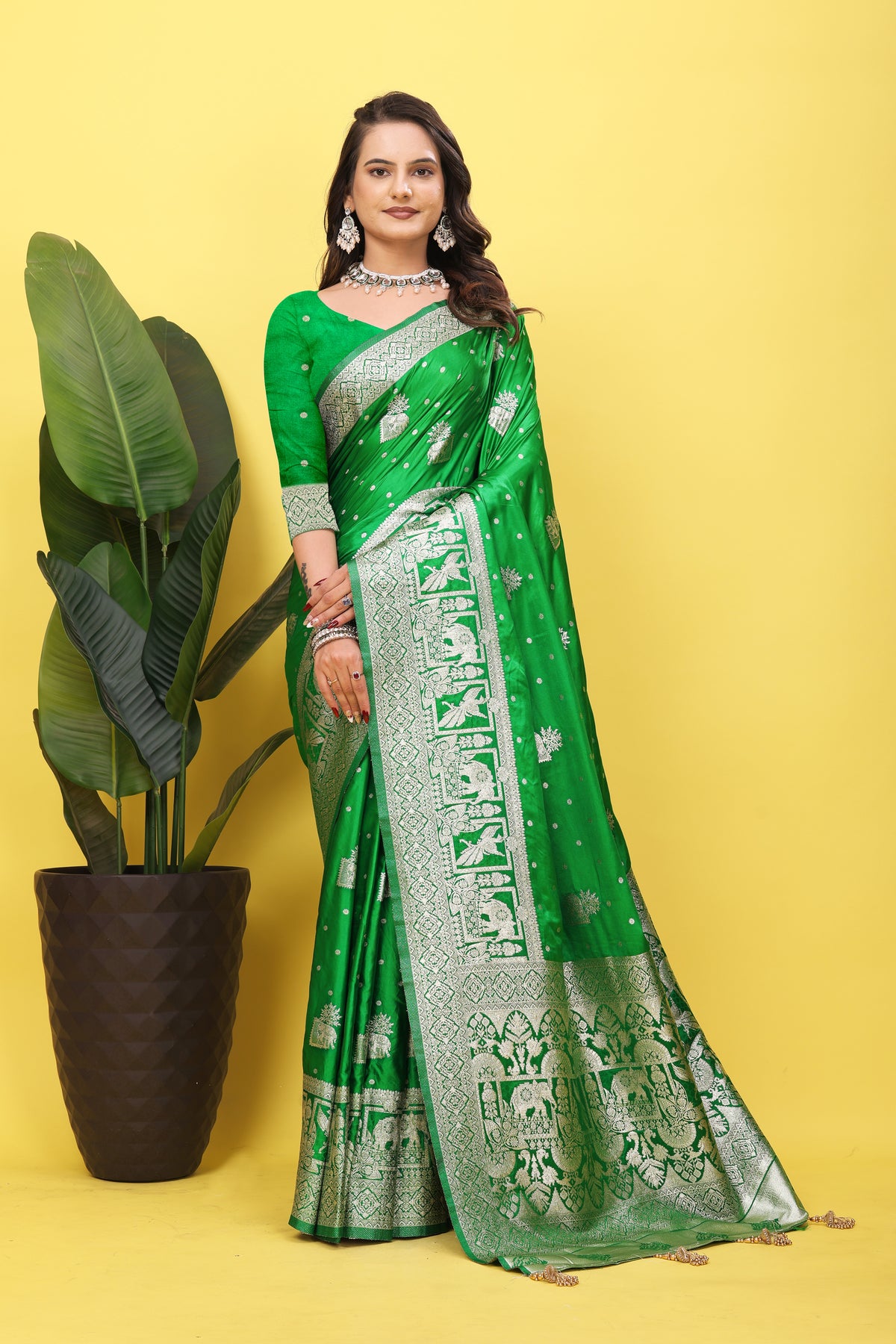 Rajvanshi Silver Zari Banarasi Saree